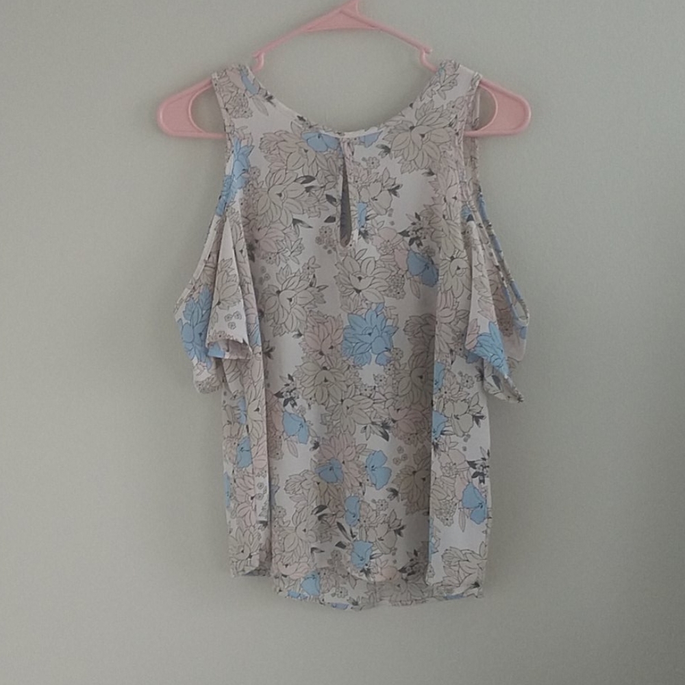 4/$20🌺 Floral Top